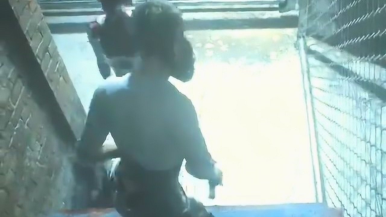 生化危机:美女就这么被僵尸咬了一大口_高清