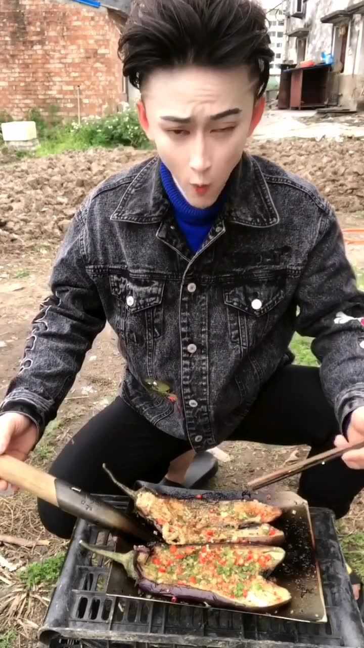 云贵川松哥记录生活铁铲烤茄子新做法稀奇哦