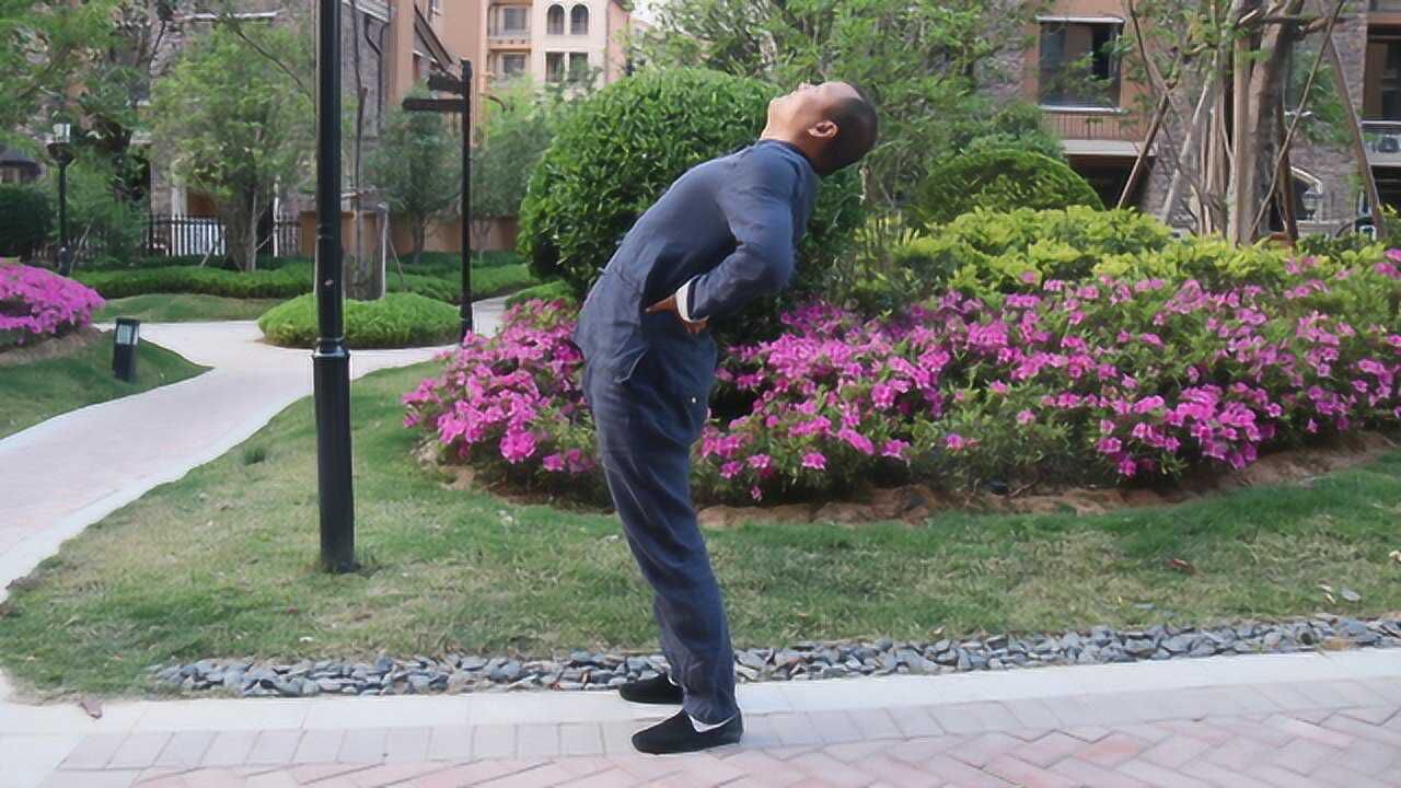腰酸腰痛的,每天扶腰呼吸9次,促进血液循环,改善腰痛强壮腰椎