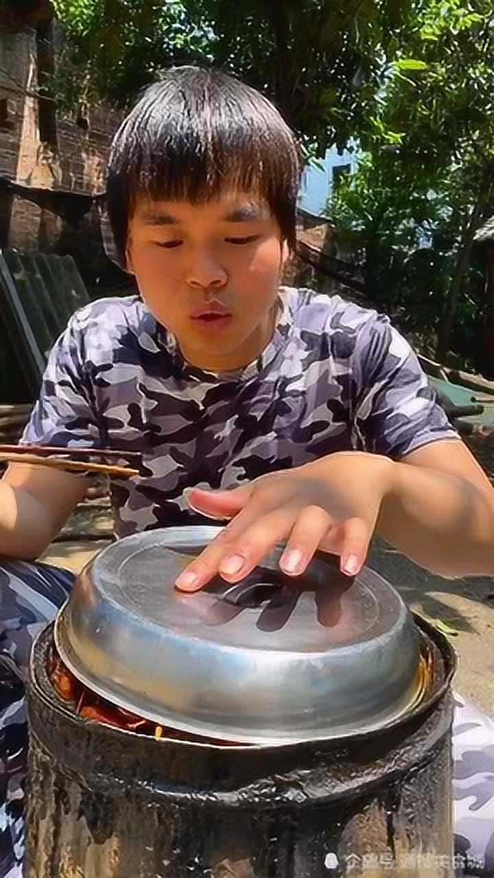 农村浪人和兄弟们做铁桶小龙虾吃太爽了