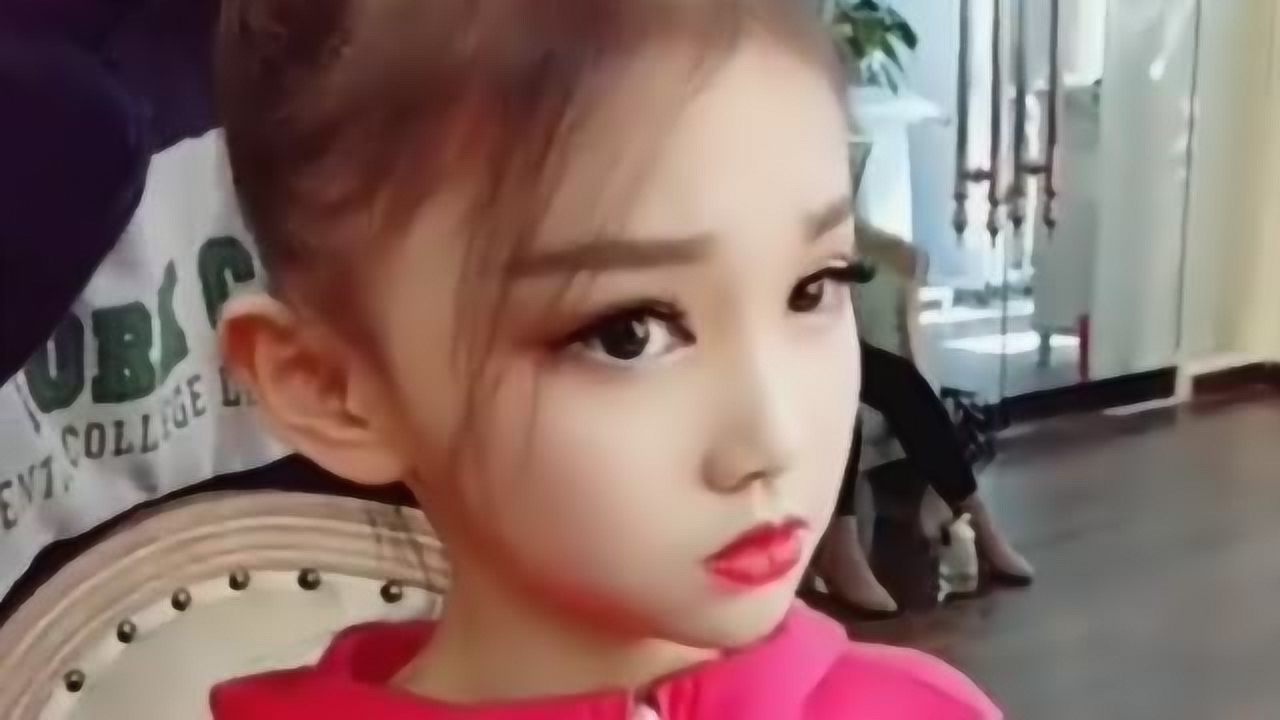 童星宋小睿扎头发时的表情令人心疼可是妈妈在旁边她不敢出声