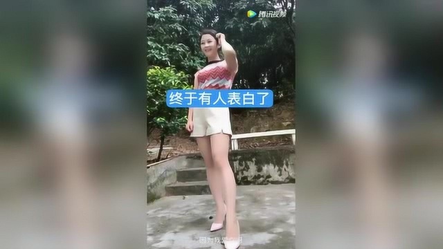 家庭主妇想要不老俗,不妨试一下高腰开叉连衣裙