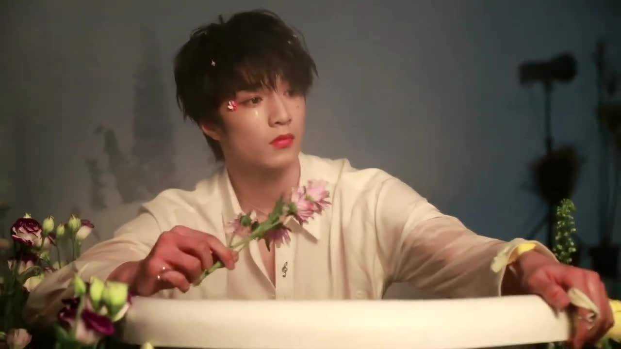 刘耀文进浴缸了,诶哟这水有点凉