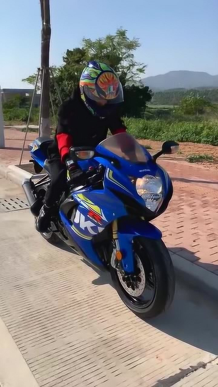 蓝色铃木摩托车户外展示声浪真漂亮