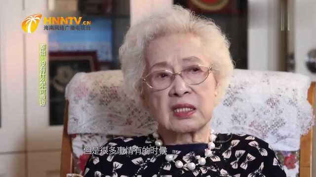 鲁豫采访秦怡时,做了一个敲桌子动作,看得出她很善良