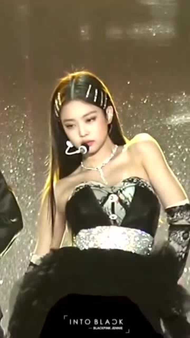 jenniesolo黑天鹅出圈名场面神情中满是骄傲