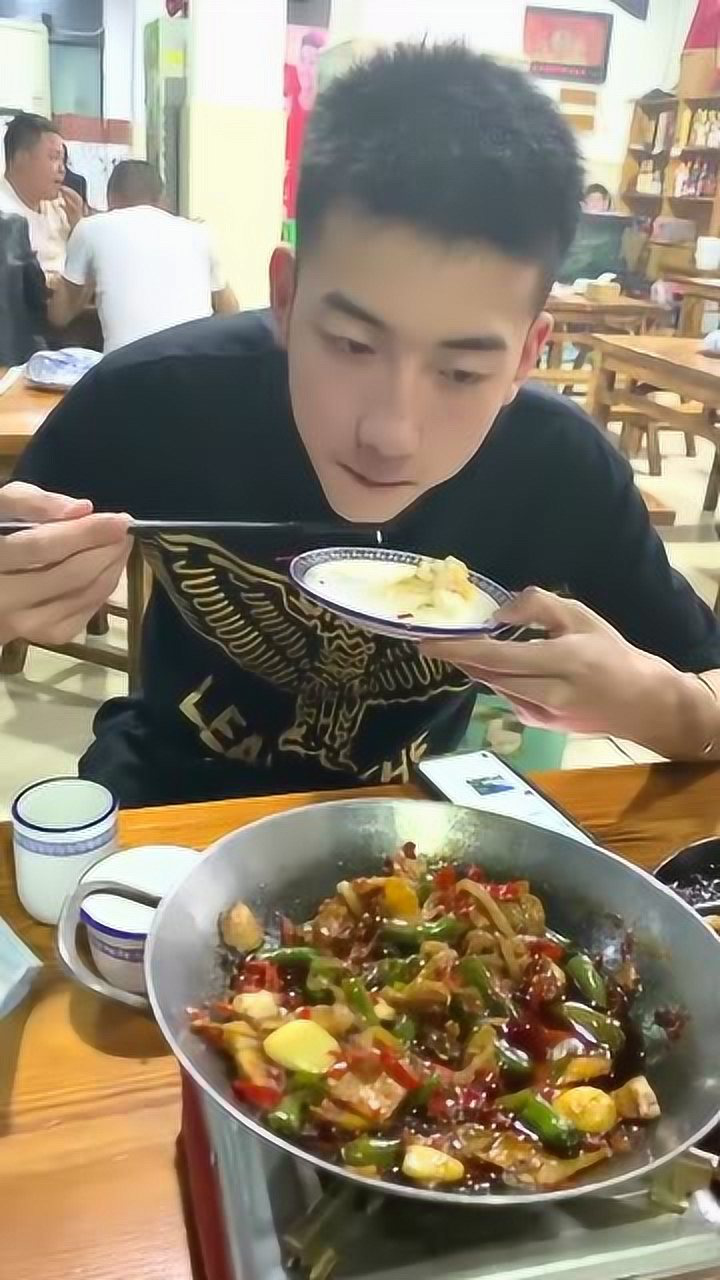 去吃饭男友不去我问为什么他说害怕自己穿的boy被别人说精神小伙