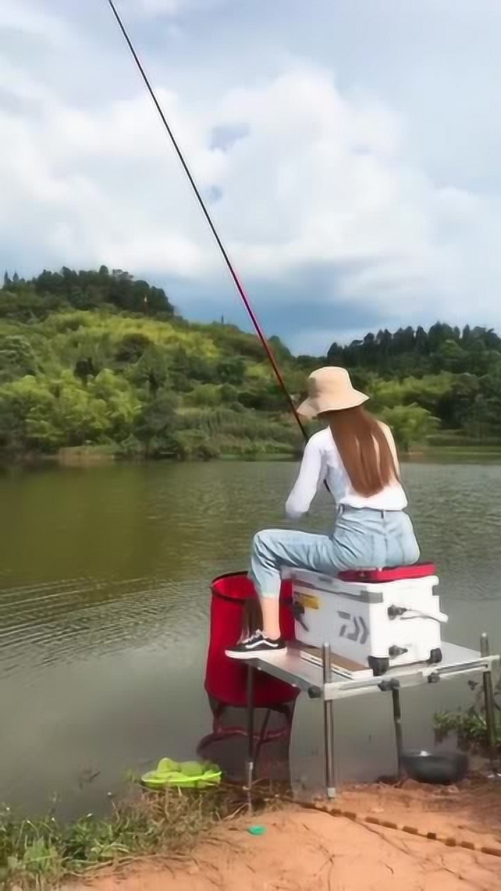 钓鱼美女小姐姐的日常,钓鱼人不在乎鱼获,而是在乎过程