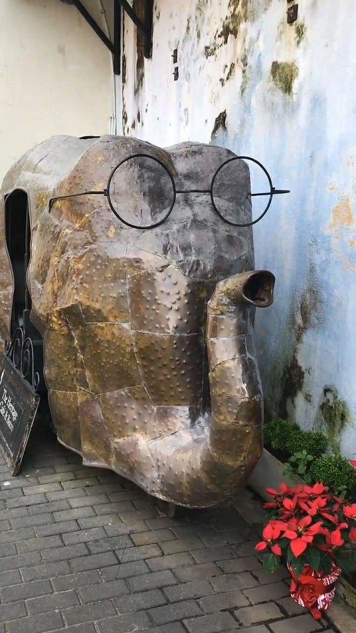 发现一个很奇怪的东西走近一看原来是一辆很特别的车