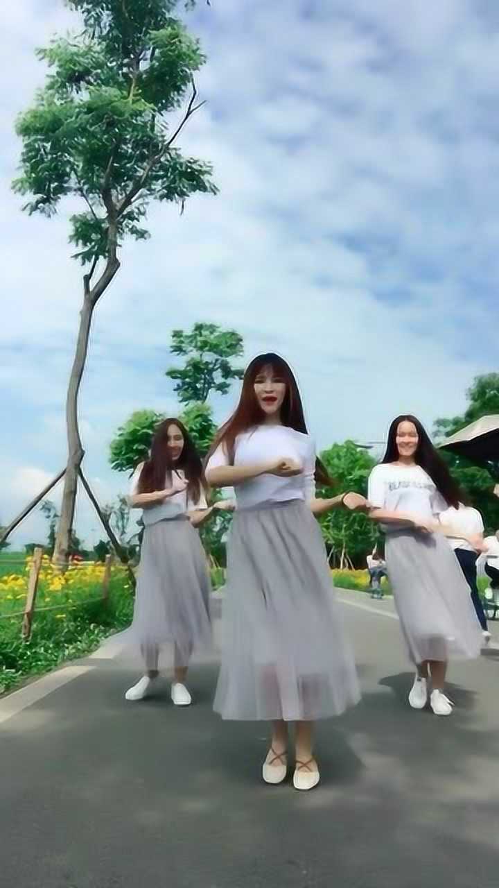 网络爆火海草舞,3个长发小姐姐跳的真好看