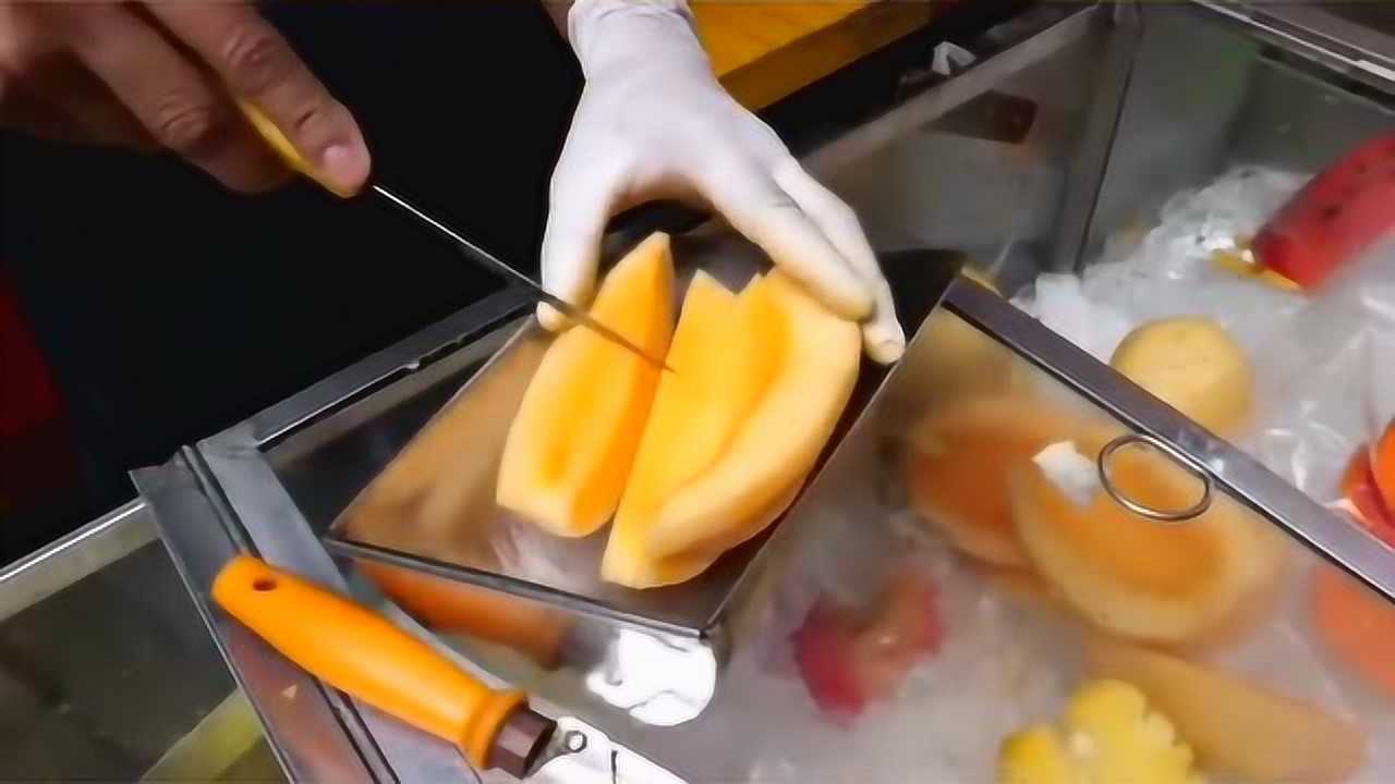 泰国街头冰镇鲜切水果,看大姐的刀工,是一种视觉享受啊!