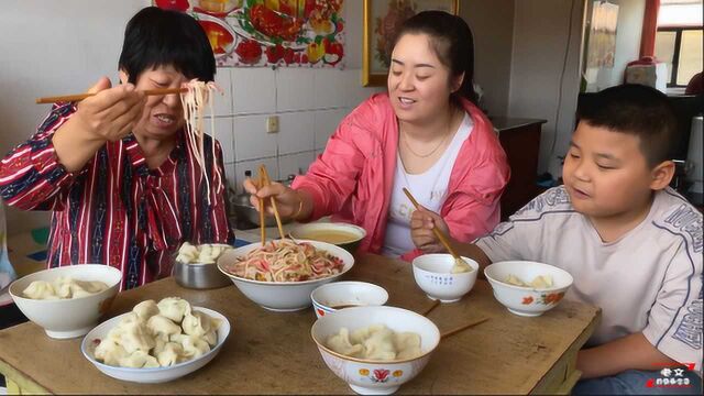 农村生活:猪肉韭菜馅饺子,口感香嫩好吃不破,一家人吃的真香