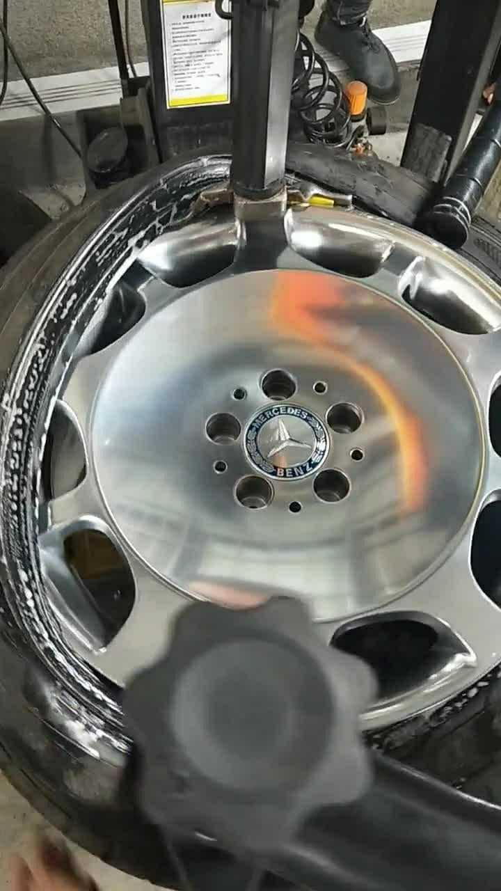 汽车的真空胎一般都是这么安装的用机器方便了很多