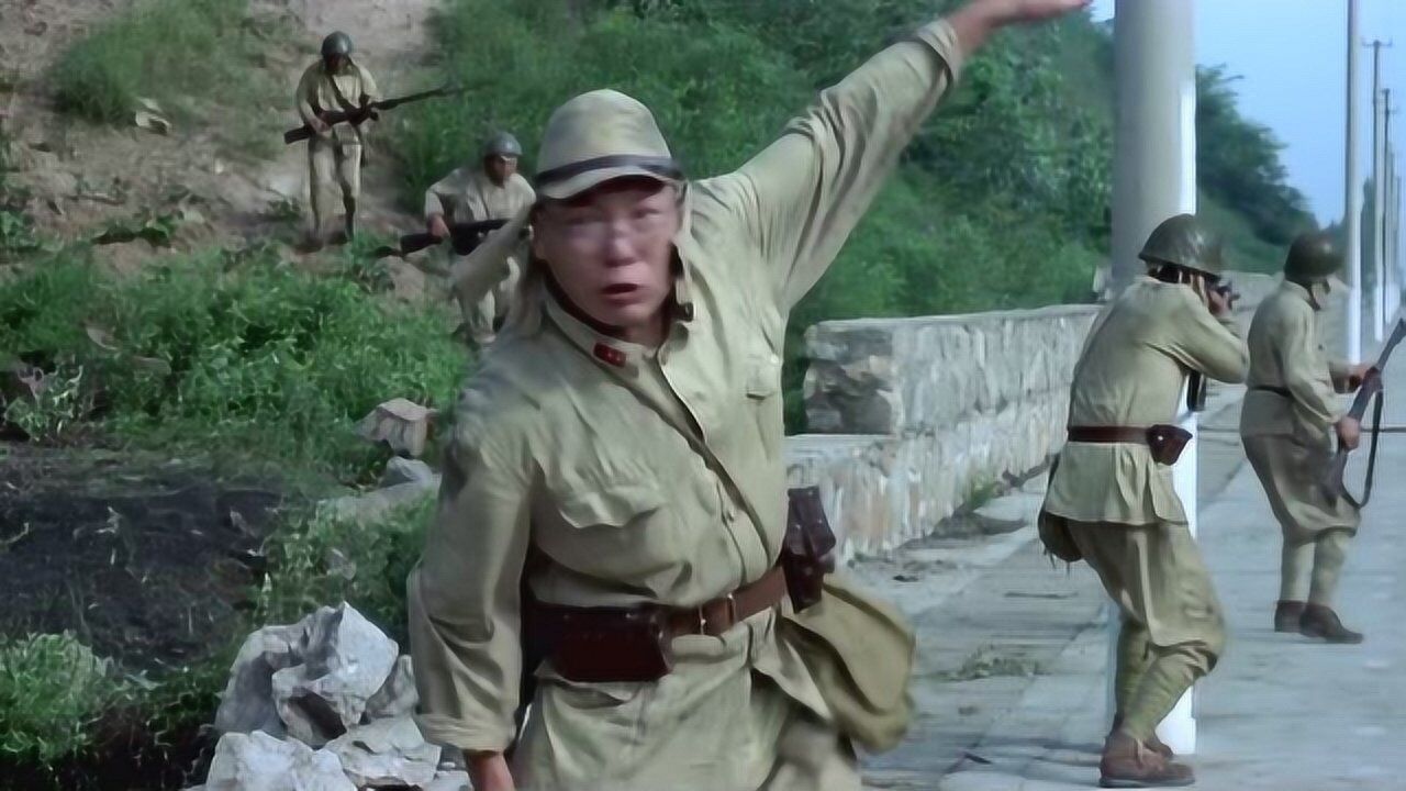 举起手来火车大战小鬼子的智商被人踩在地上碾压太搞笑了