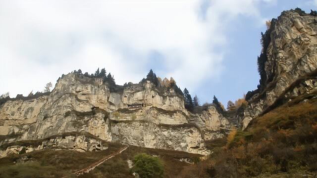 山西忻州宁武县芦芽山悬崖栈道