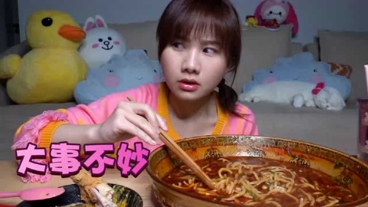 深夜作死夜宵密子君半夜偷吃被老妈发现真的是太恐怖了