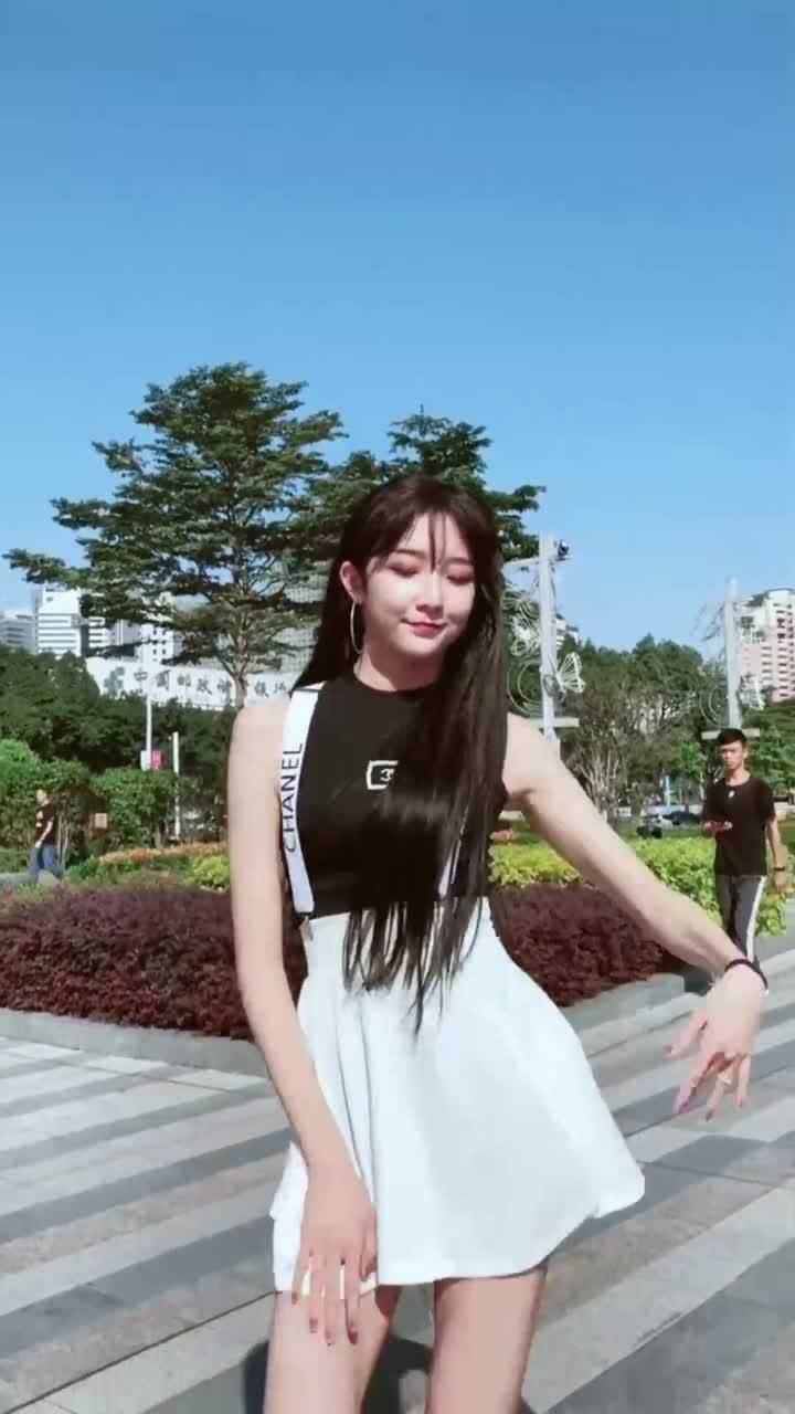 女装大佬艾比大跳热舞完全看不出男性特征网友到底是男是女