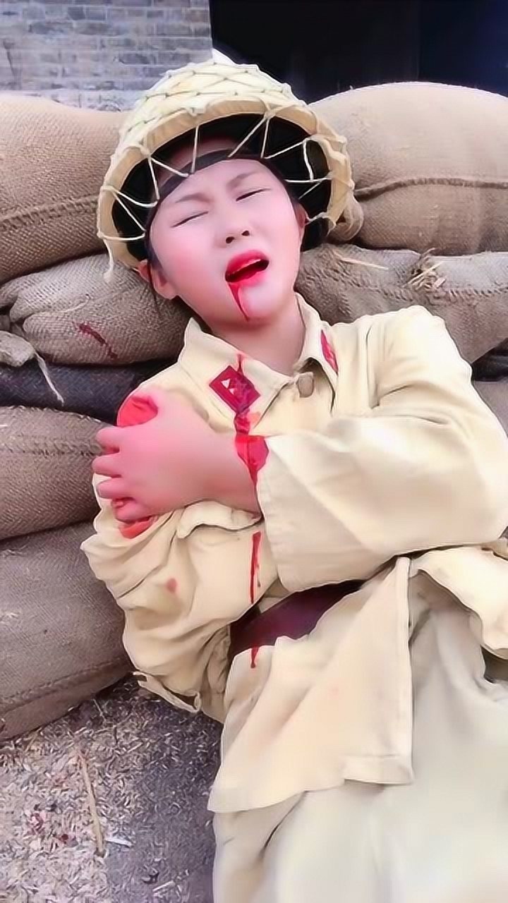 抗日神剧拍戏现场专业吐血20年的小姐姐这表情真的没法形容