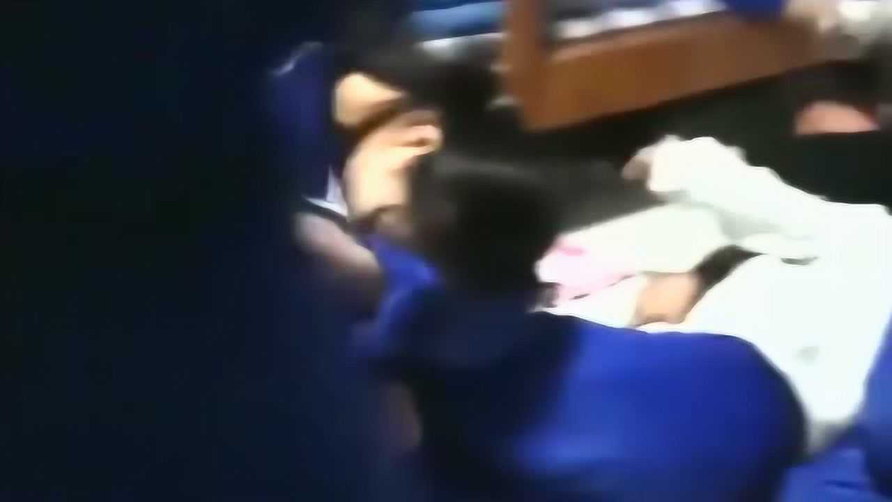 五个女生欺负一个，今天还是最受不了的“挠脚心”！_高清