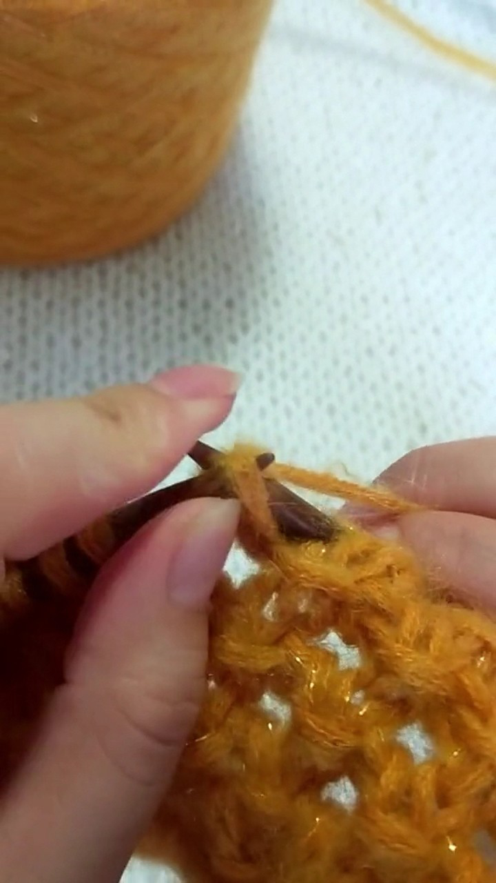 满天星镂空花3针2行一个花反面全织上针正面错位编织就好