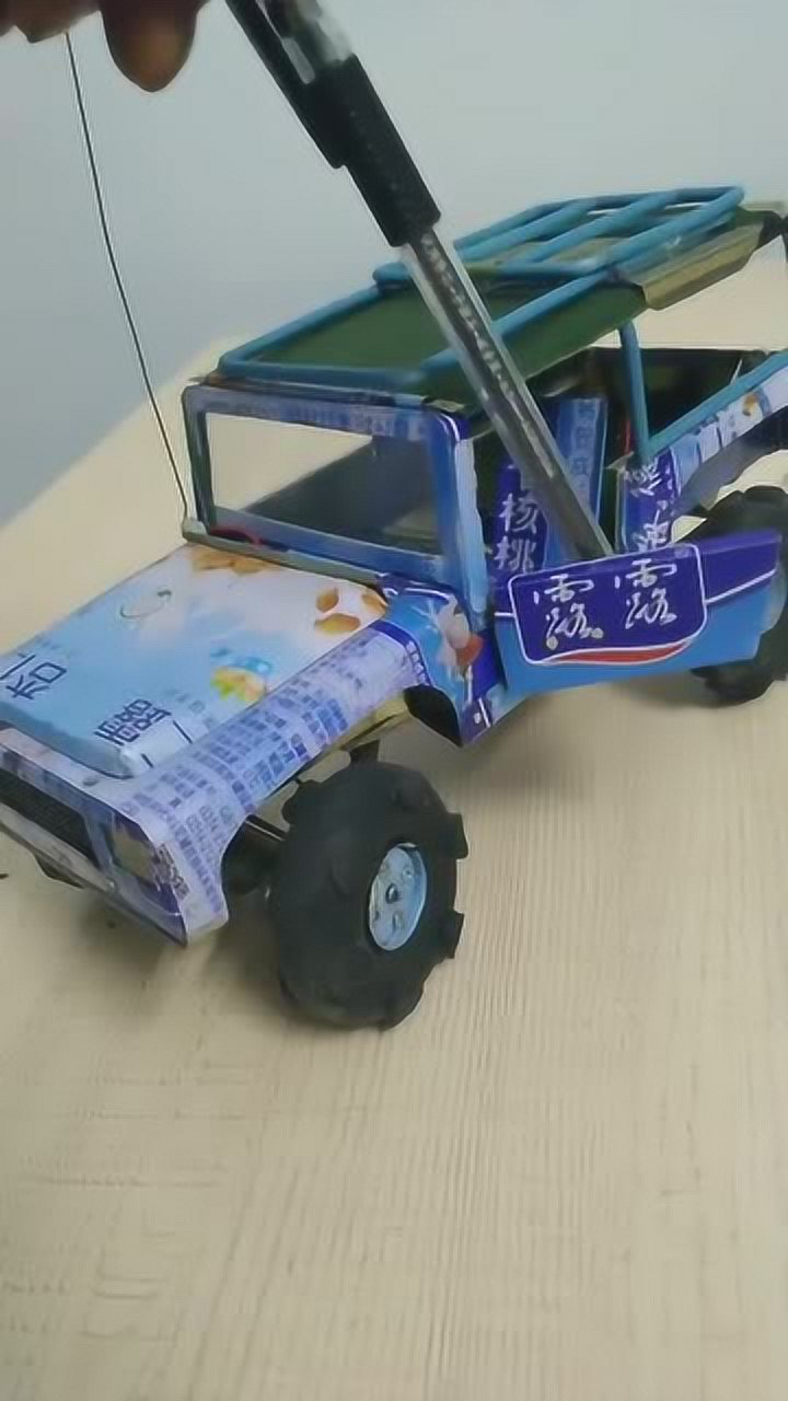 手工制作易拉罐造的越野车
