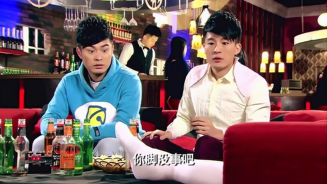 爱情公寓亦菲瘸着腿来赴约把脚往桌子上一亮相子乔不仅感叹哪来的萝卜