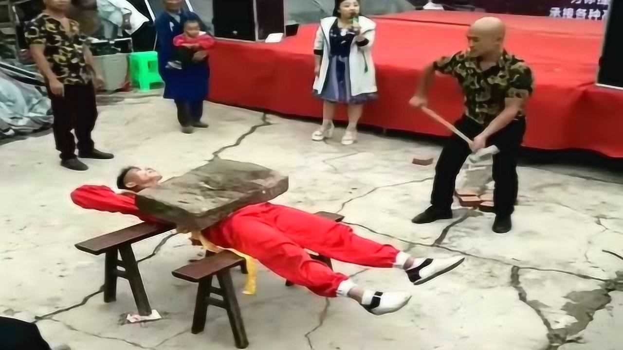 好功夫呀,胸口碎大石,不知道疼不疼!