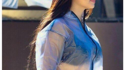 国外网红美女太放肆穿透明衣服走上街头丝毫不介意暴露隐私