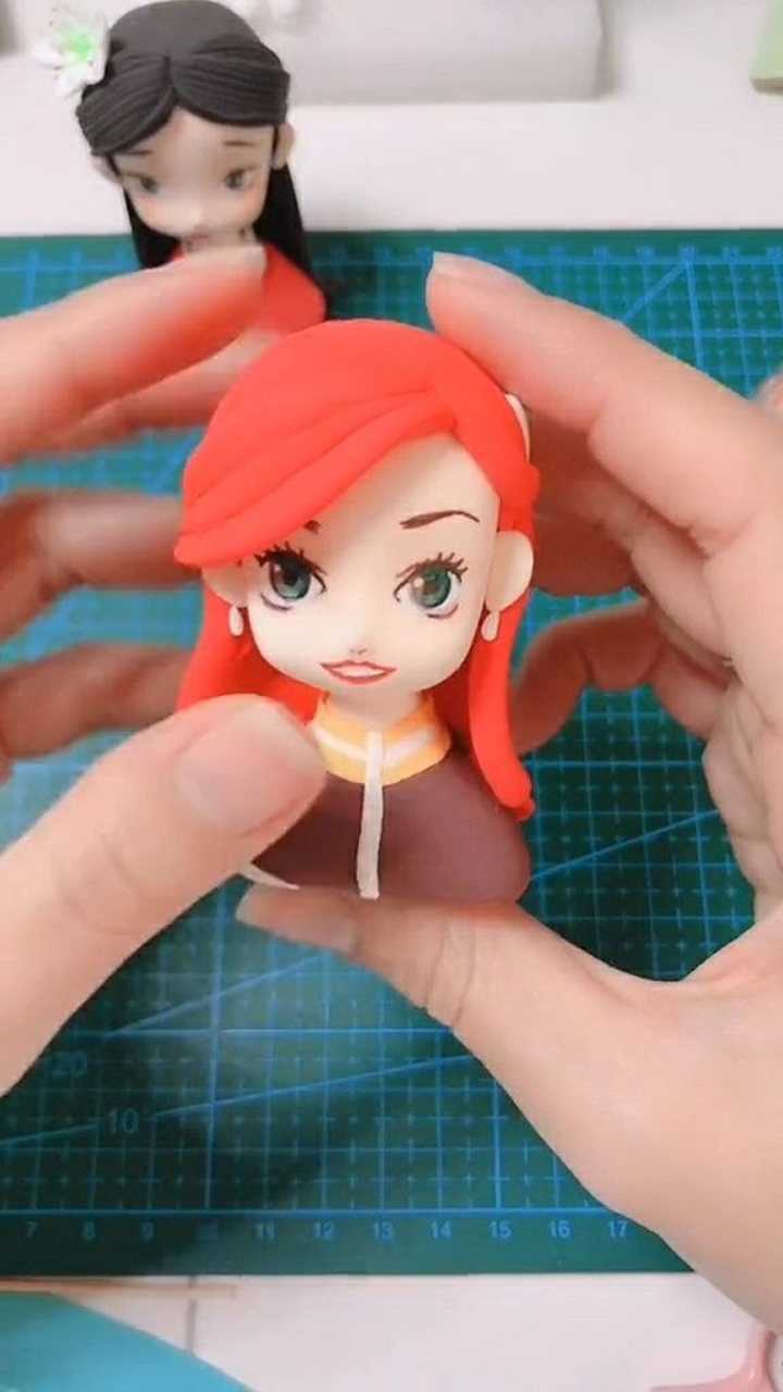 今天教大家用橡皮泥捏个小美女简单又易学