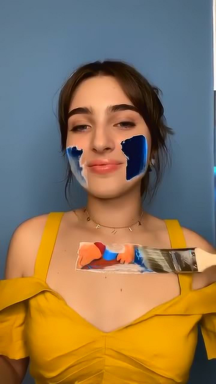 外国小姐姐在身上涂颜料这个颜料的反光能力这么强