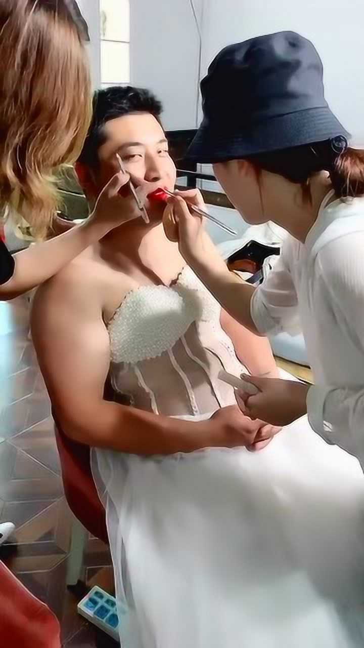 小伙被迫男扮女装意外撞脸当红明星幸好他不是女生
