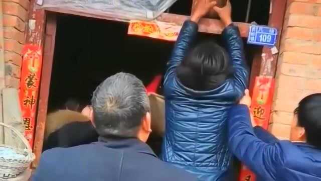 四川有趣的民俗,把鱼从门框上跳过去是有什么寓意吗