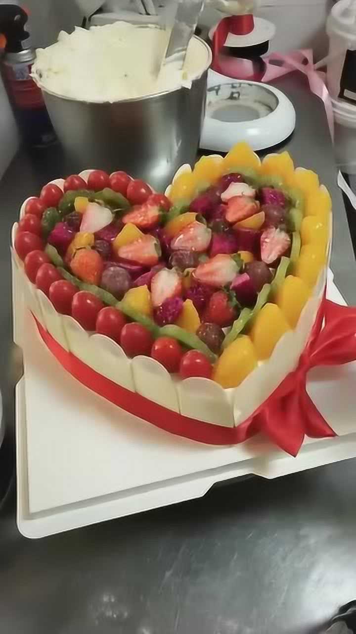 老婆过生日,当然要给她一个惊喜,亲手做一个生日蛋糕送她!