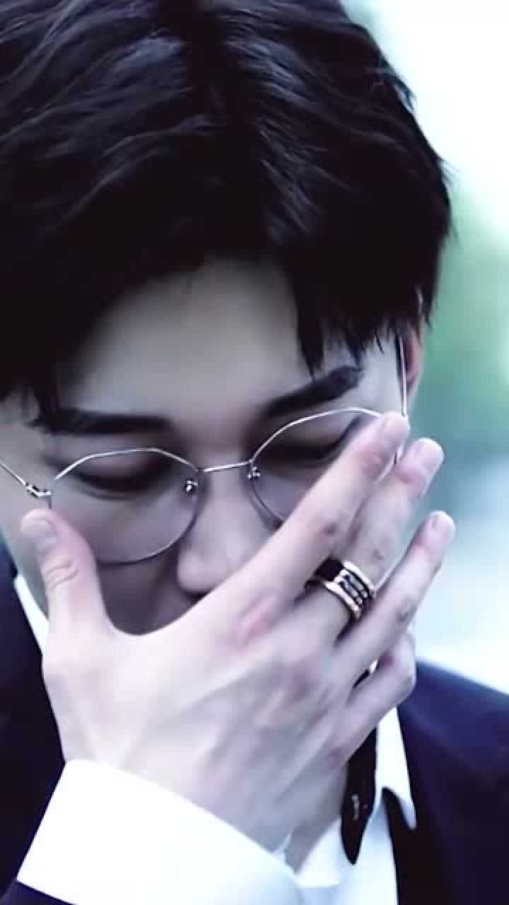 刘怡潼推眼镜的姿势太帅了绝对祖传的反派演技很棒