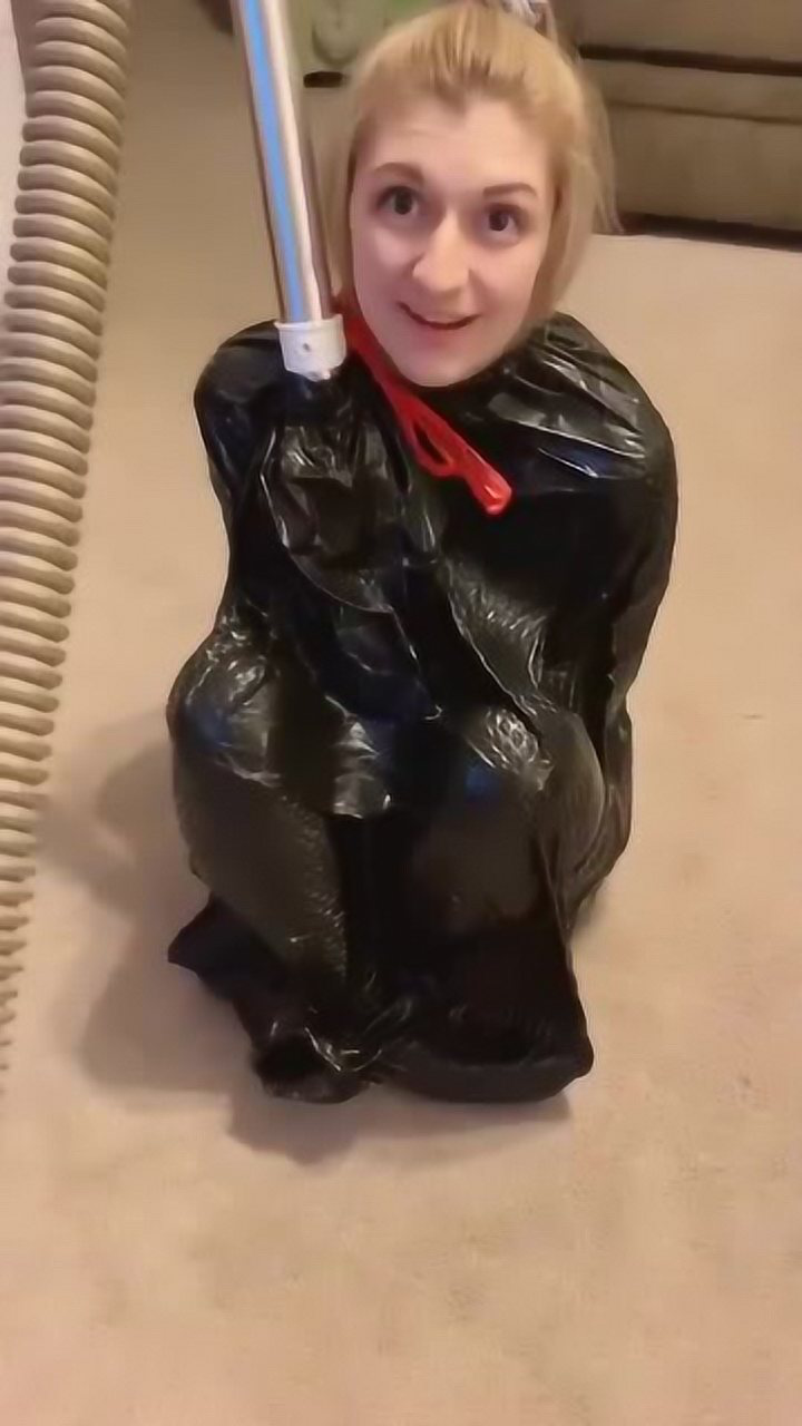 外国美女真会玩把自己真空打包起来是打算上架拼多多吗