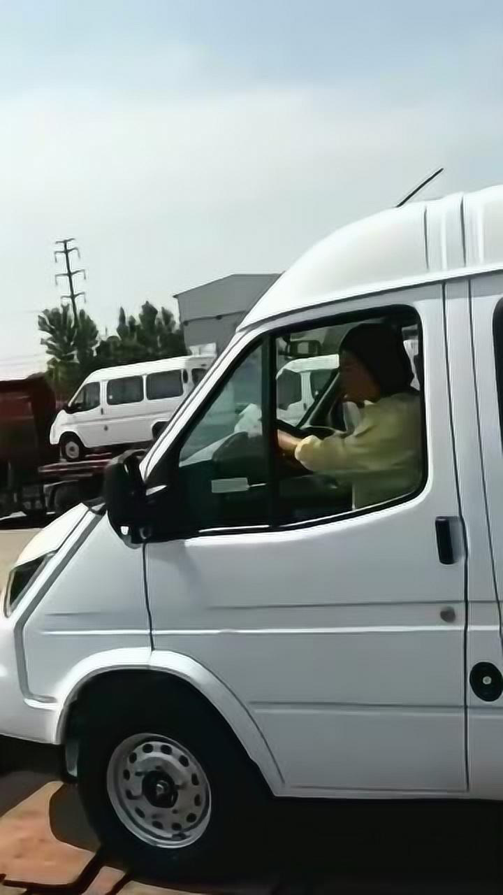 女司机开着商务车就往货车车厢上跑,这技术一看就是老司机