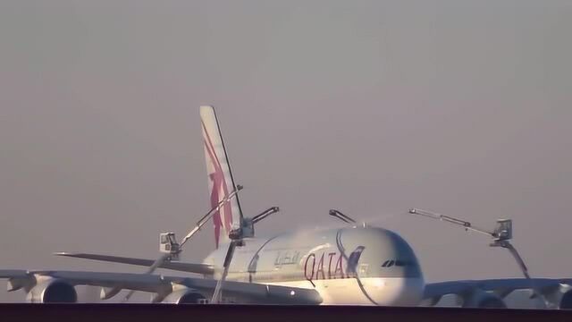 空客A380航班在巴黎戴高乐机场进行除冰