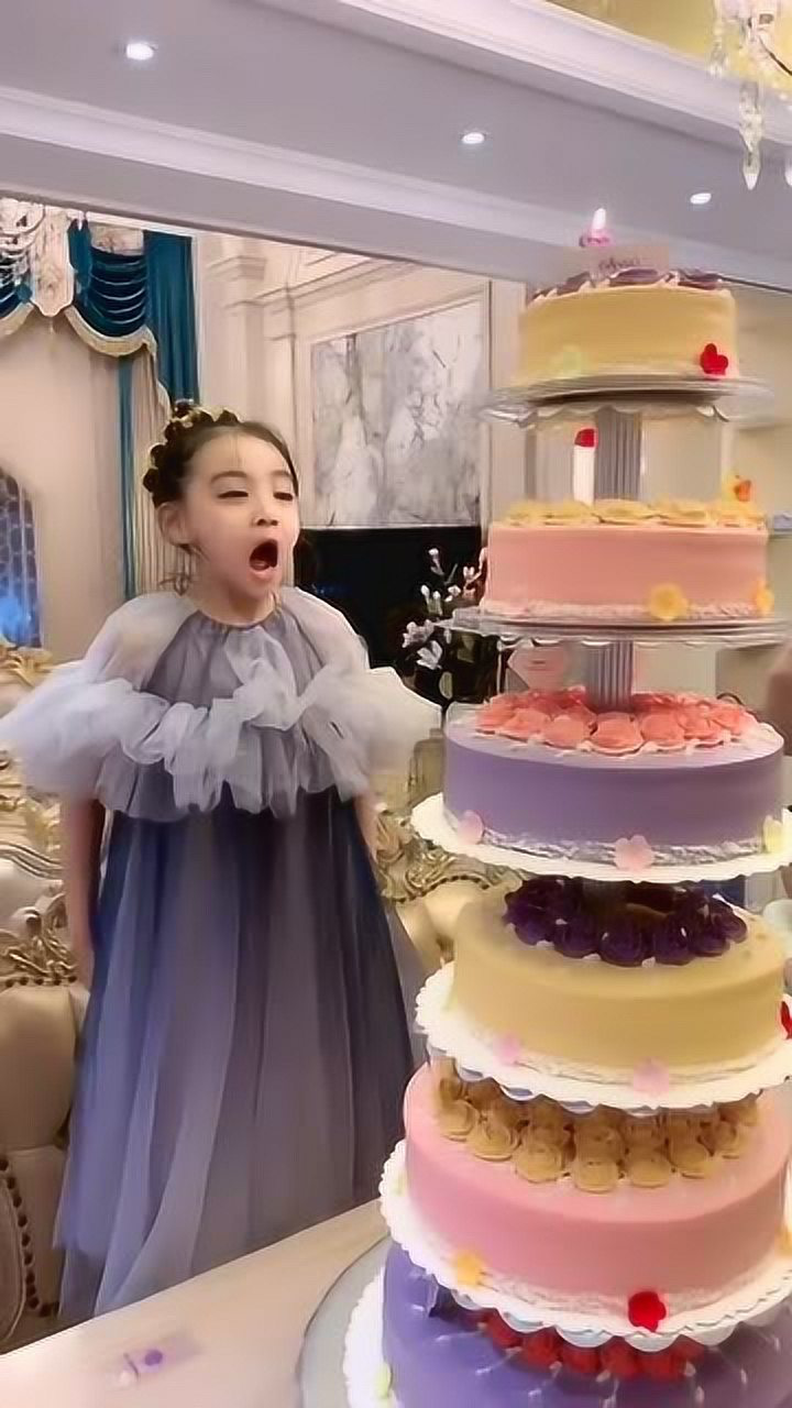 童模焱娃娃生日吹蜡烛,蛋糕摆的太高了,娃娃只能爬到桌子上