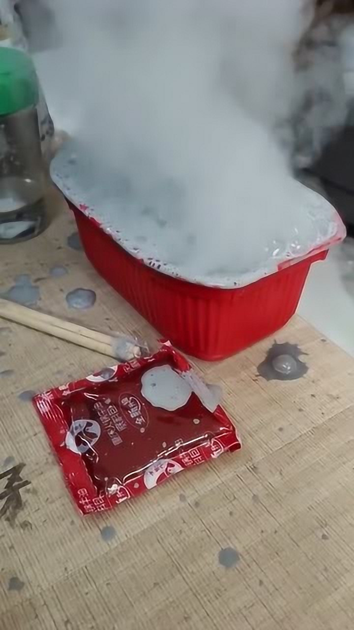 头次吃自热火锅为啥一个劲冒烟难道要爆炸了