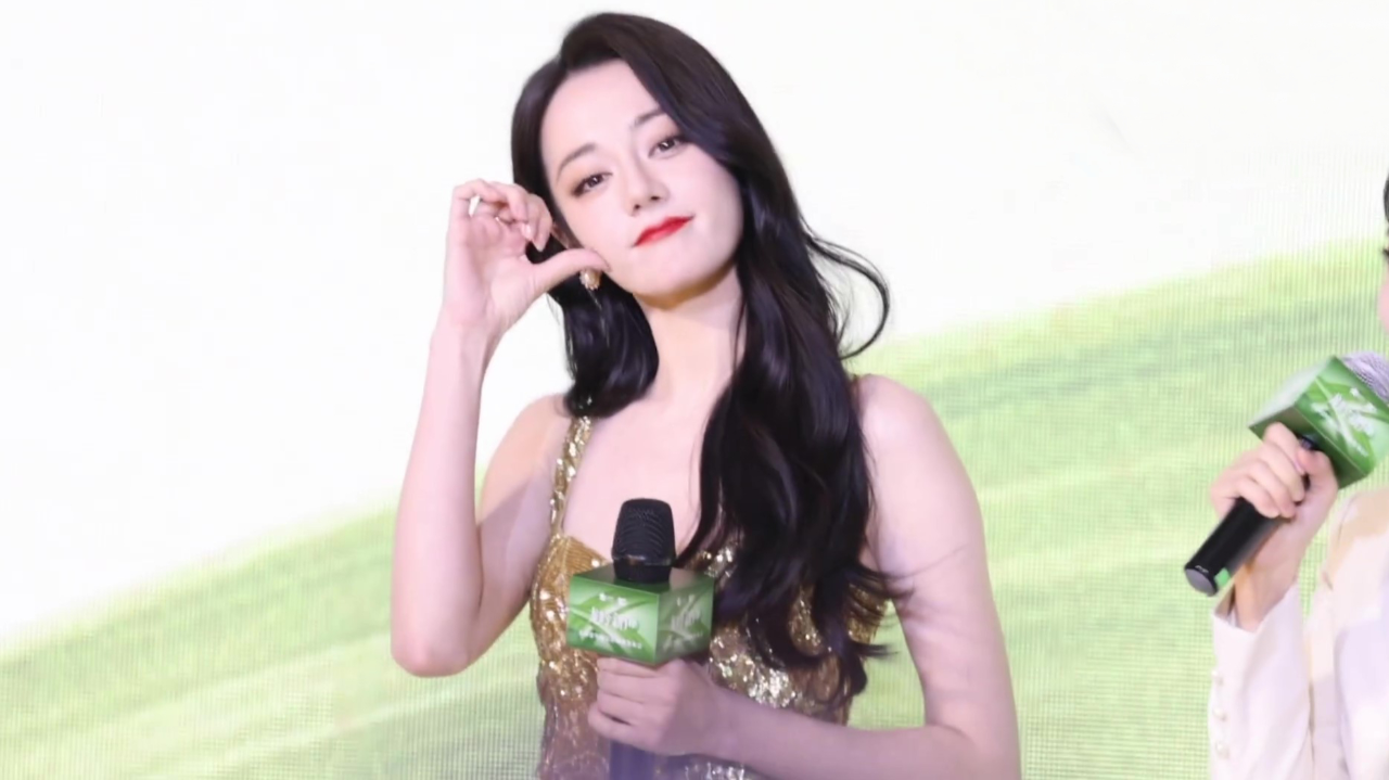 迪丽热巴爱琴海活动高定首穿脸颊比心甜度满分看到显眼包粉丝表情可爱