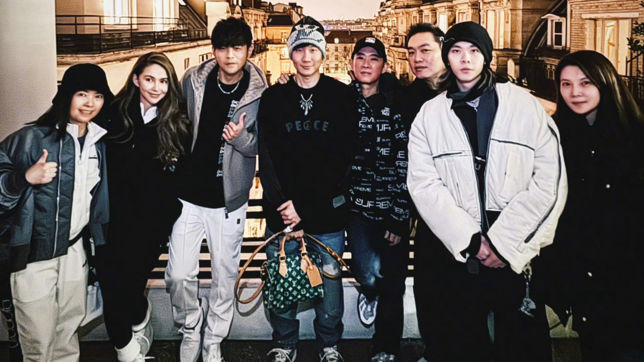 王俊凯给周杰伦庆生,透露林俊杰帮忙拍照,大合照破与昆凌婚变传言