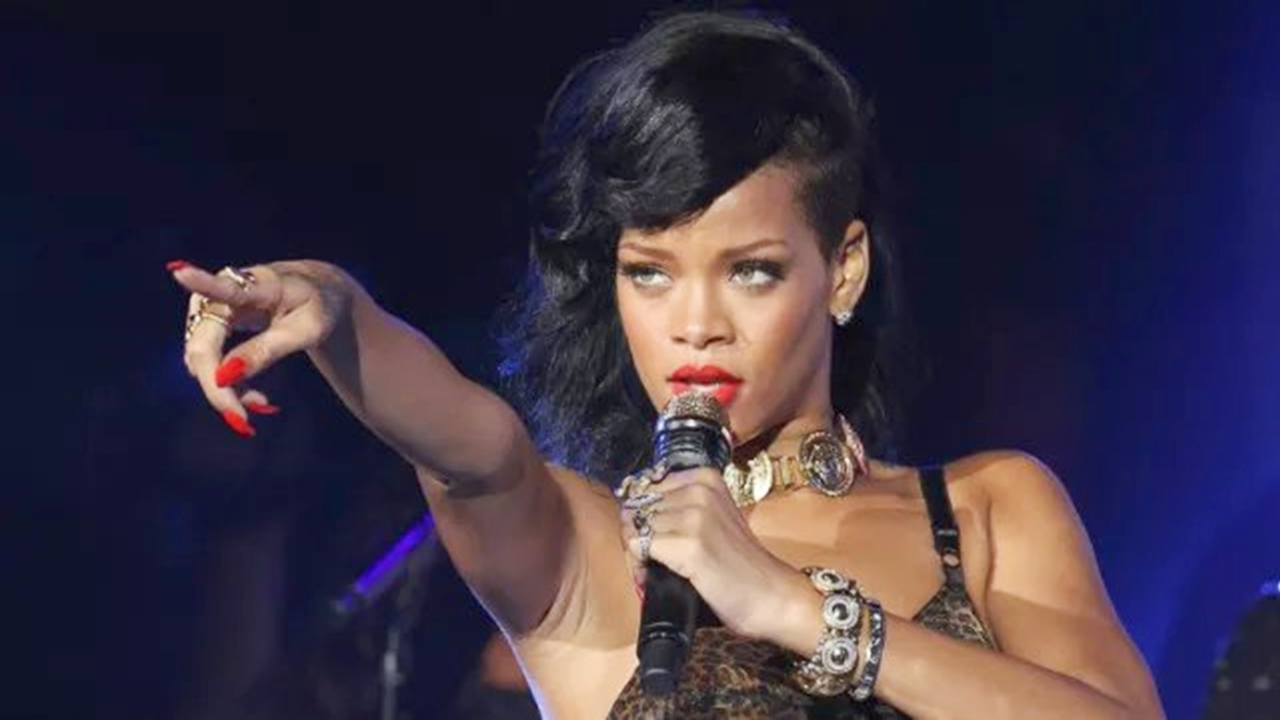 蕾哈娜生来万众瞩目,歌曲常年霸榜,这嗓音价值17亿