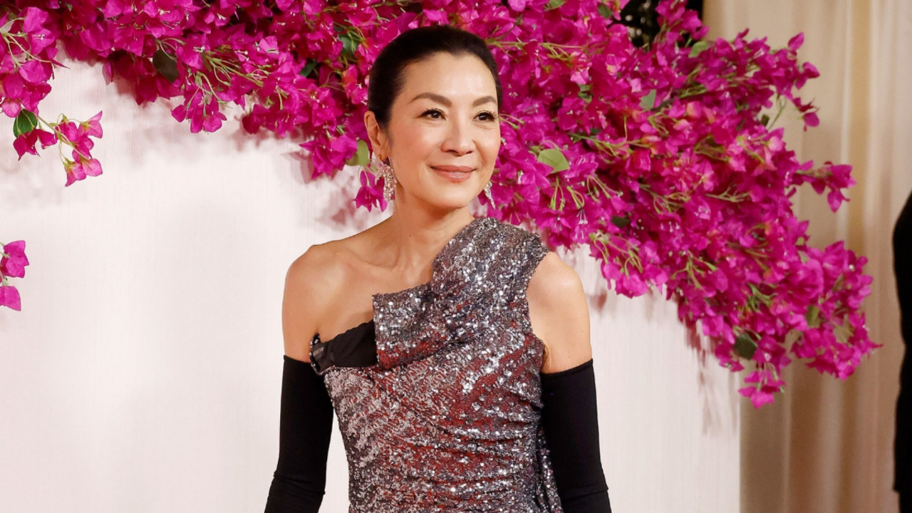 61岁杨紫琼赢麻了,现身奥斯卡红毯人气超高,为影后颁奖气场强大