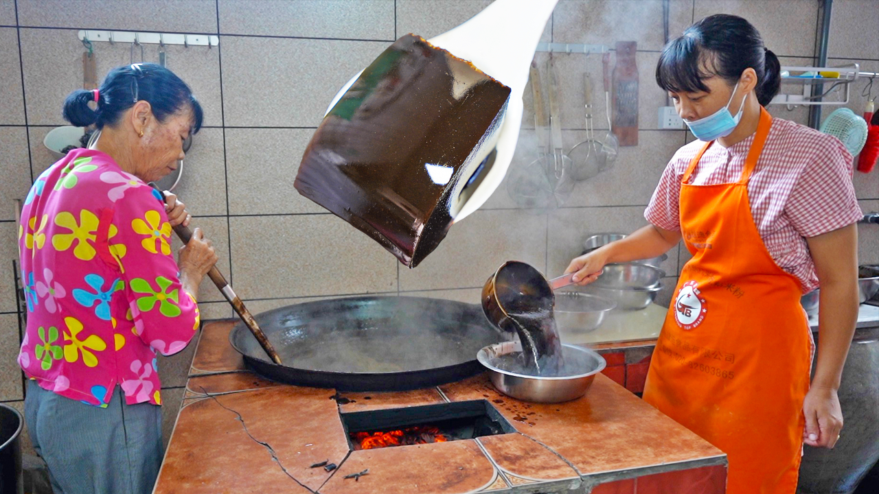 闽南特色烧仙草,75岁阿婆做了45年,7斤草能煮100多斤