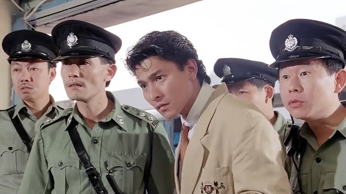 华仔带警察抓人,一开门都傻了,从来没见过这么搞笑场面