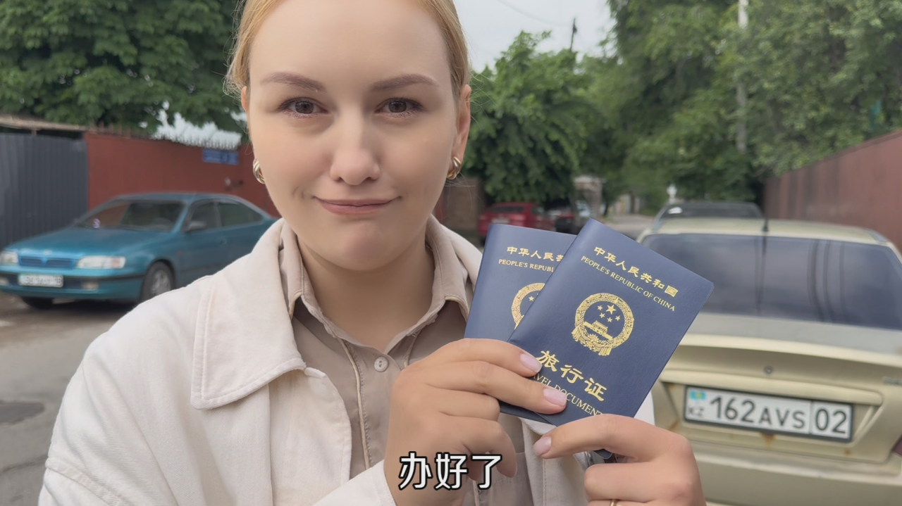 跟哈萨克斯坦家人告别,娜塔莎热泪盈眶:我终于要回国了!