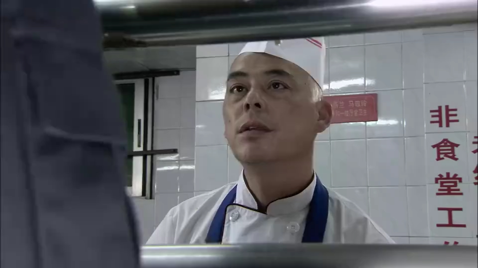 食堂打菜大叔太奇葩,男学生只打两块肉,一看美女满碗都是肉