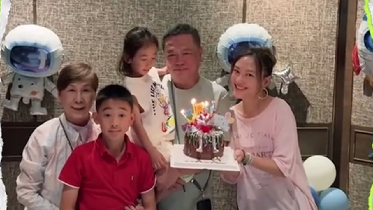 应采儿父母罕见露面,俩儿子正脸照曝光,越长越像爸爸陈小春