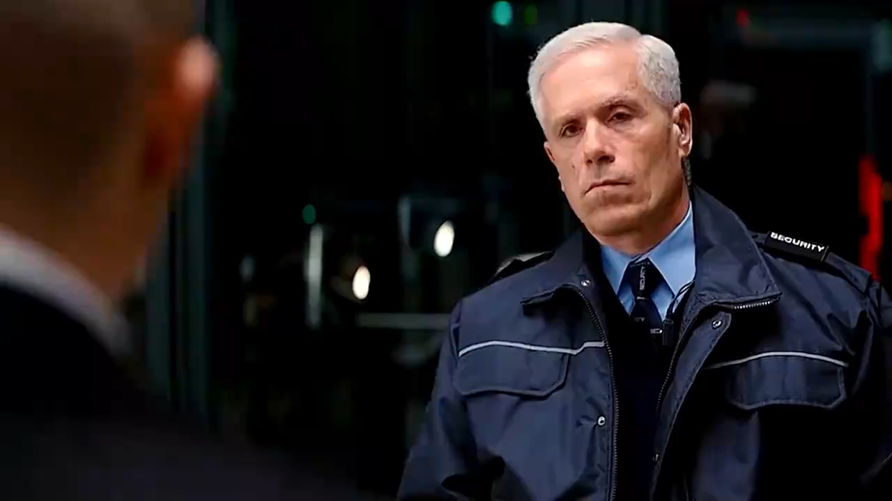 千万别去招惹穿西装打领带,头上印条码的光头!