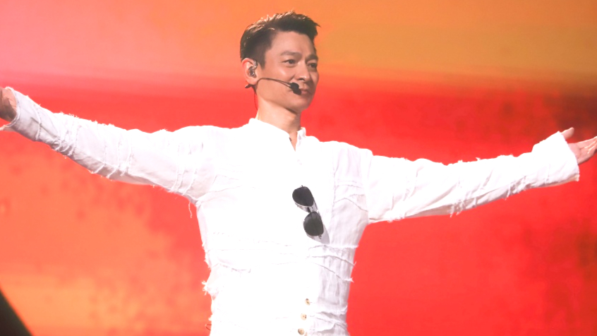 63岁刘德华太拼了,演唱会上滑跪险跌落4米高台吓到停唱,嘴瓢后幽默